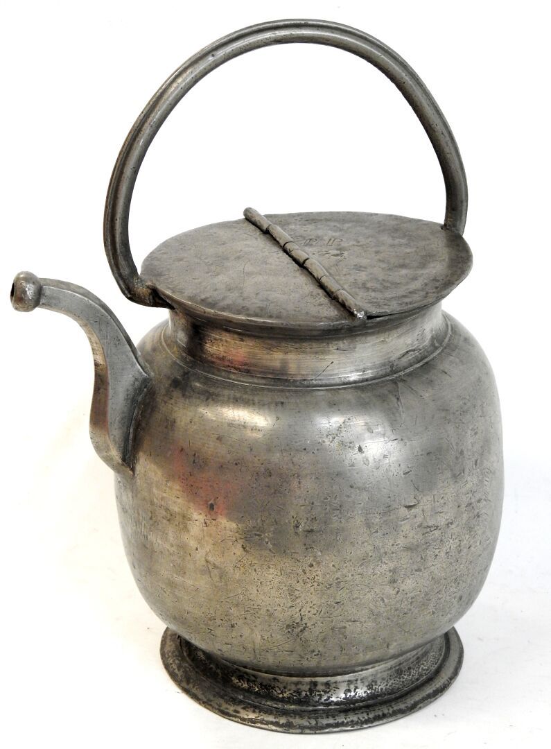 Null Large pewter pot with removable lid.

H.: 33,5 cm.

In the state.
