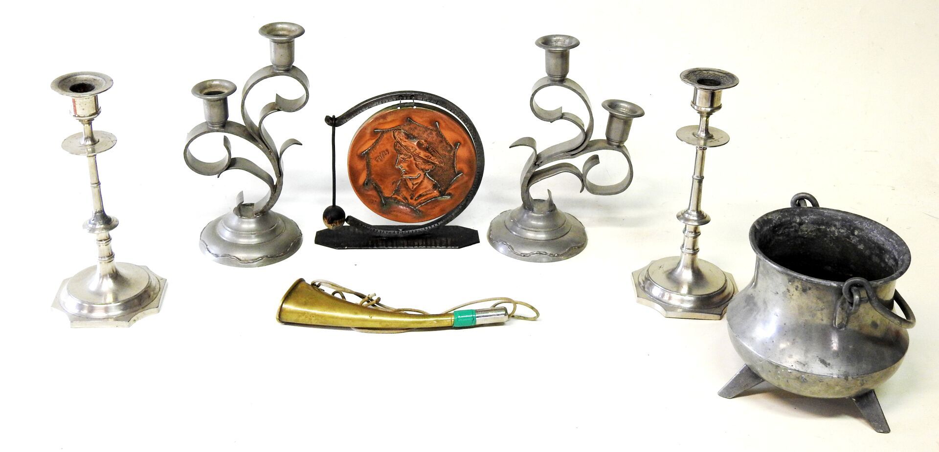 Null 一批银器、锡器和铜器包括 :

一对烛台。高：24.5厘米。

一对烛台。高：24厘米。

一面铜锣。17 x 18,5厘米。

一个大锅。高：15.&hellip;