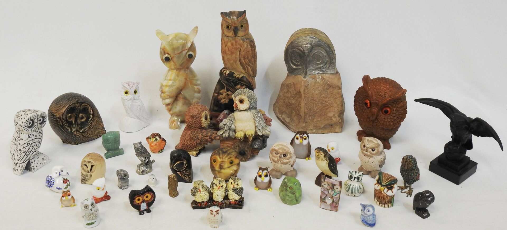 Null Lot of about forty subjects decorated with owls in hard stone, natural wood&hellip;