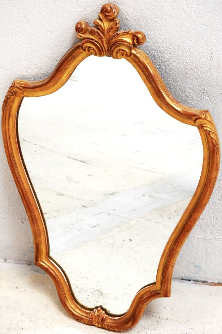 Miroir de style rocaille en bois doré et stuqué 
81 x 50,5 cm. 
Usures, petits e&hellip;