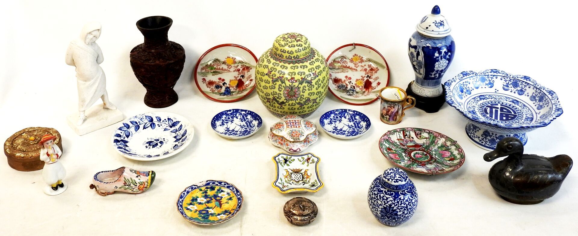 Null 亚洲

拍品包括：罐子，小盘子，小雕像，盒子，杯子和其他。

磨损，破损。