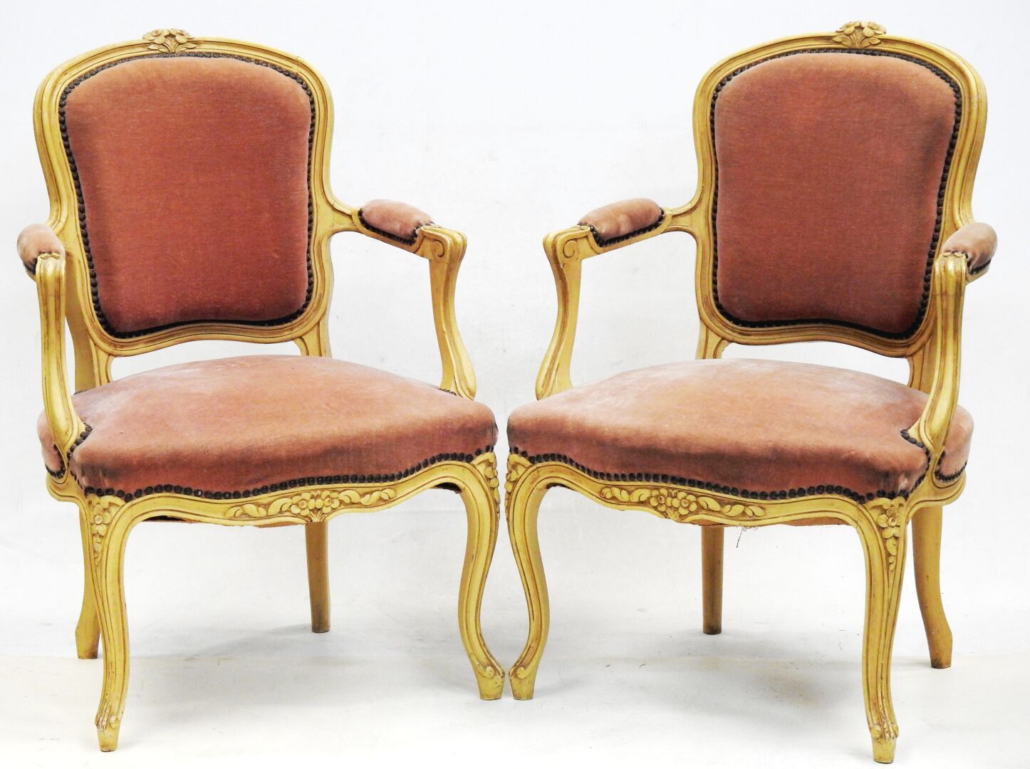 Paire de fauteuils cabriolet en bois mouluré et laqué beige de style Louis XV. 
&hellip;