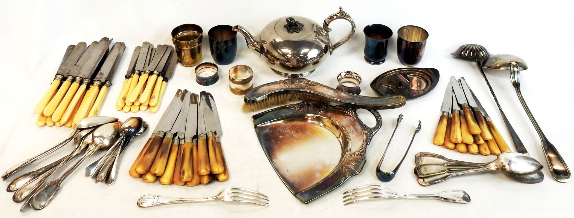 Null 一套镀银刀具、大型餐具、糖钳、服务勺、餐巾环、水杯和杂物
