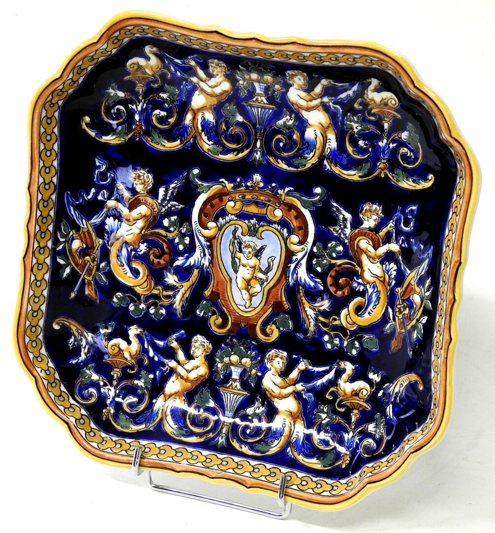 Null GIEN

Gien陶器的八角形装饰盘，蓝底文艺复兴时期的装饰。

现代标志。

27 x 27厘米。

磨损和撕裂。