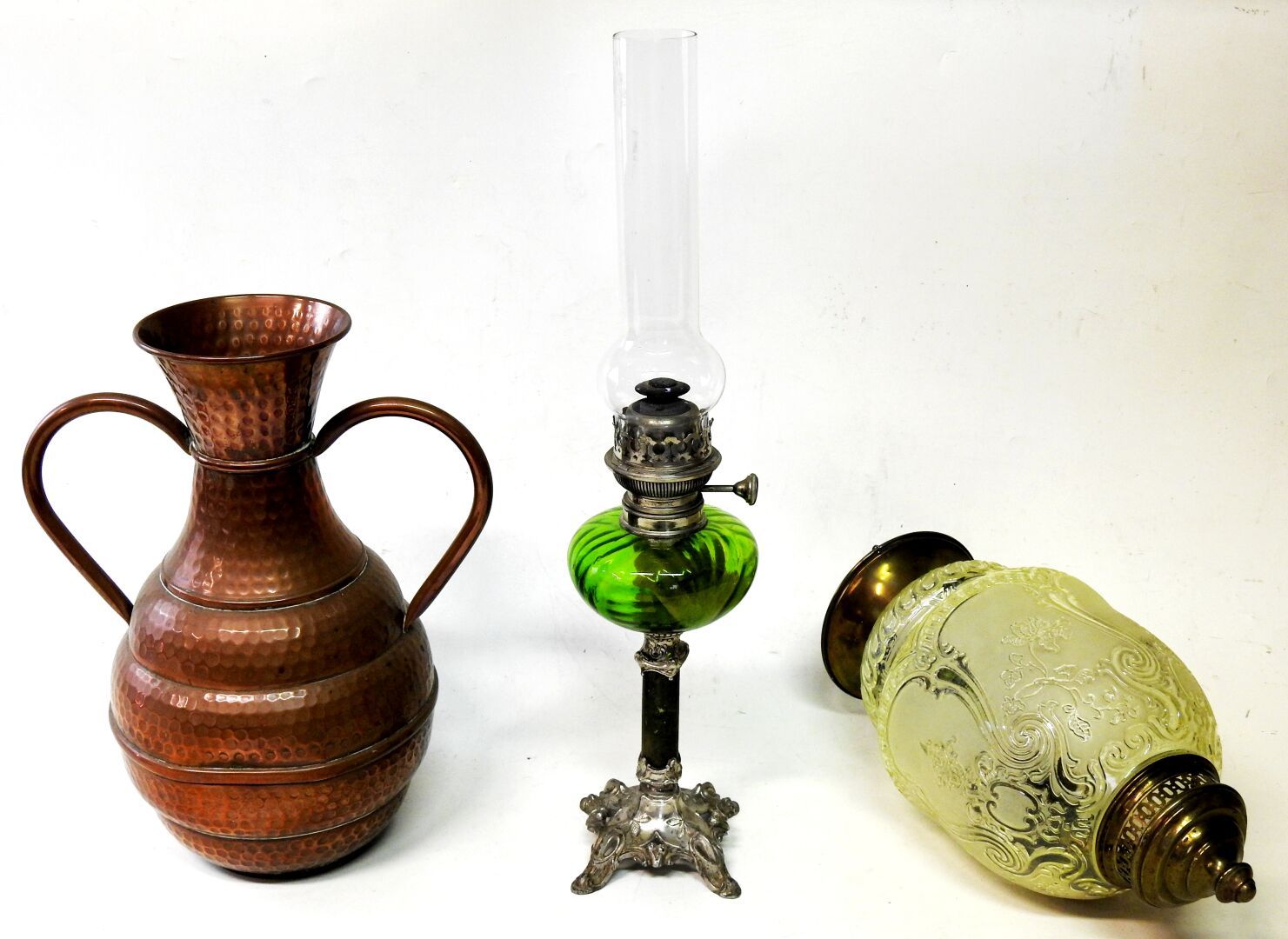 Null 拍品包括一盏石蜡灯，一个有两个把手的铜罐，背面标有Rocamadour的字样，以及一个有花卉装饰的玻璃悬架。

总高度。

灯具：41.5厘米。

罐&hellip;
