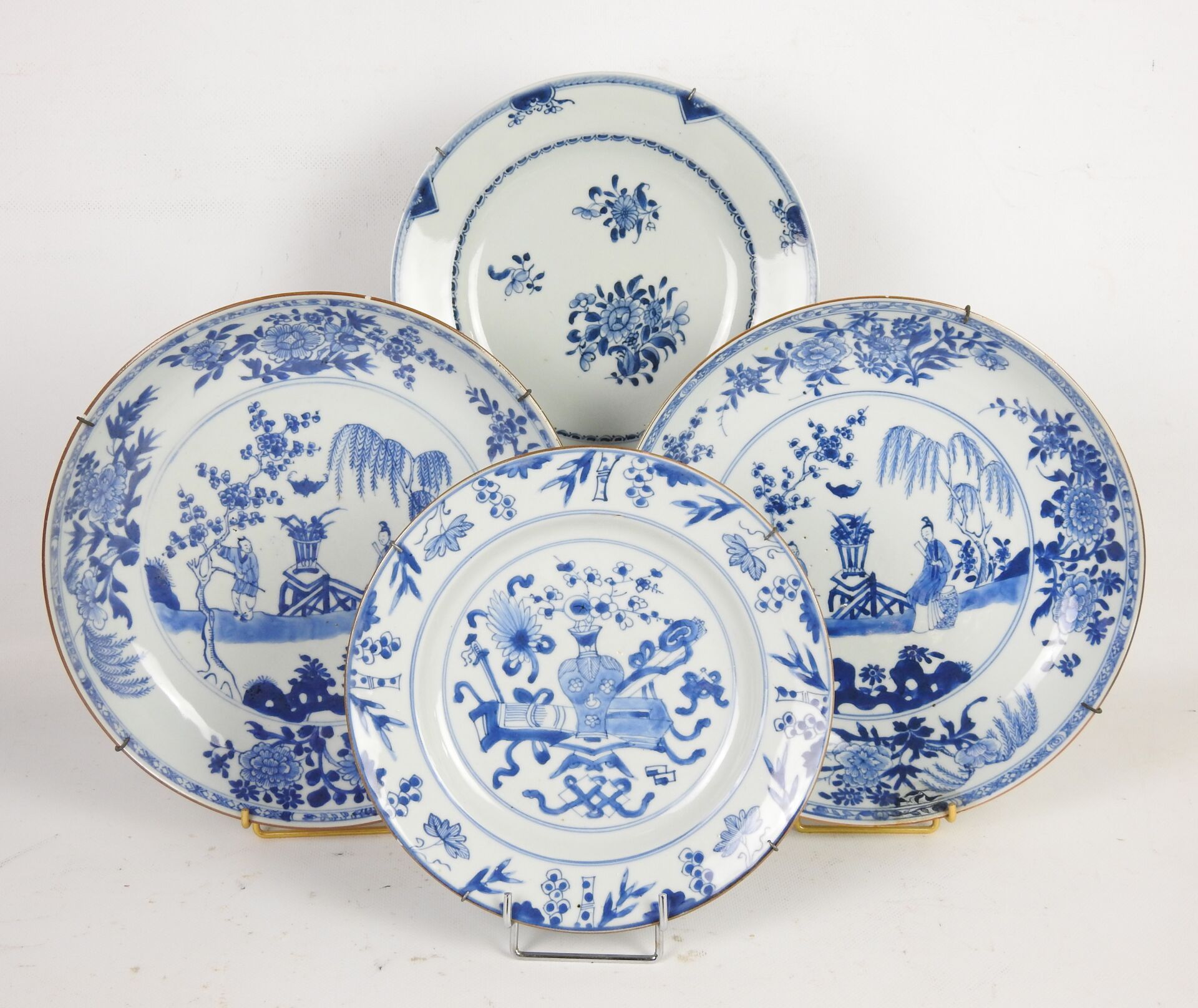 CINA: Coppia di piatti circolari in porcellana con decor…