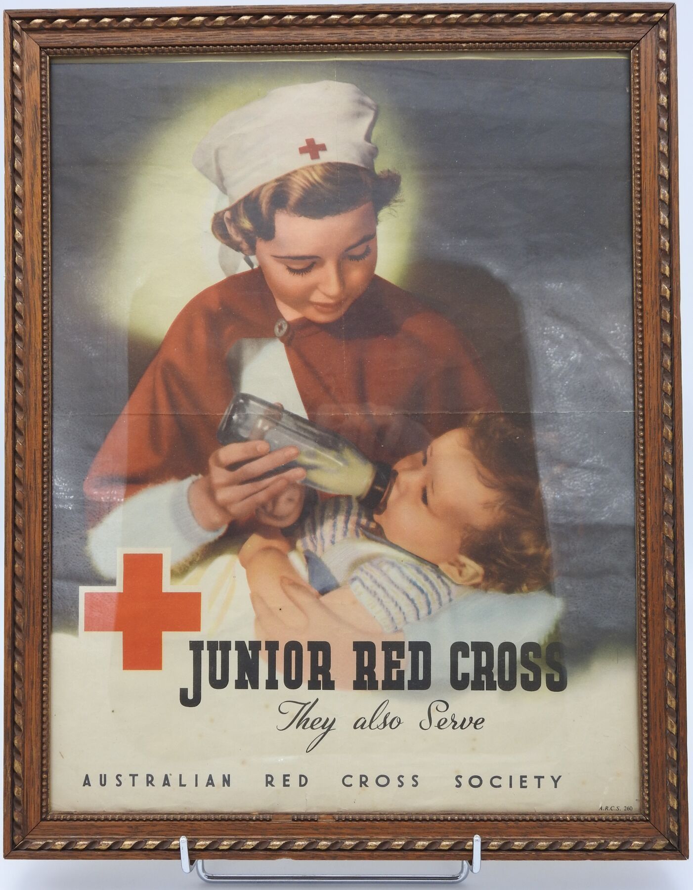 Null 澳大利亚红十字会的海报 "少年红十字会，他们也在服务"，右下方标有A.R.C.S. 260。有框。45 x 34.5厘米。褪色，褶皱，小裂缝。