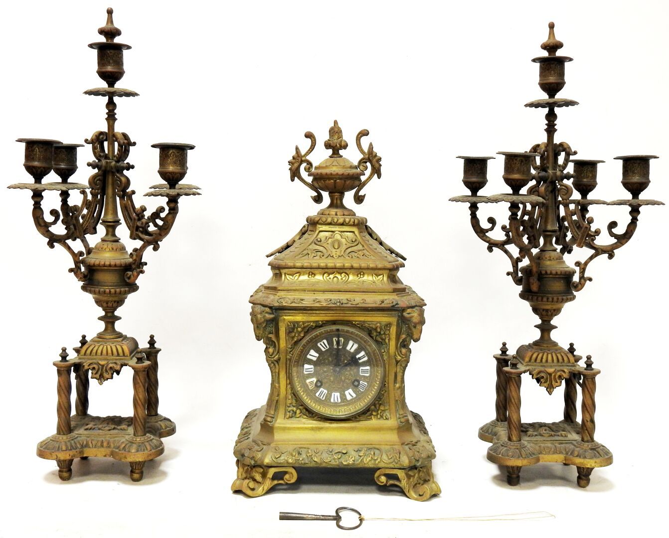 Null 鎏金铜壁炉，包括一个装饰有交错和植物图案的时钟；和一对五灯烛台。有钥匙。

钟：38 x 20.5 x 17.5厘米。

烛台：高：48厘米。

磨损&hellip;