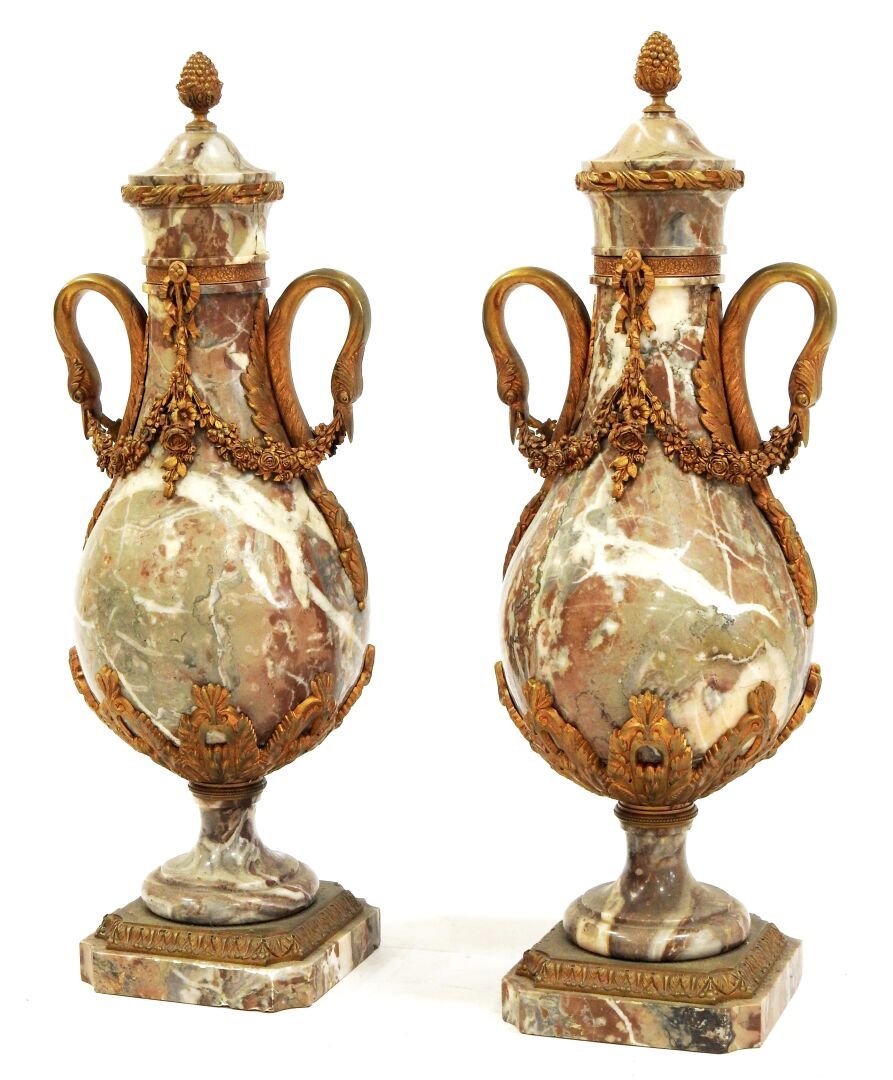 Null 一对大理石覆盖的花瓶，有细密的铜制框架，装饰有植物和花环，手柄为天鹅颈。路易十六的风格。

19世纪末。

高度：57.5厘米。

镀金层有磨损。