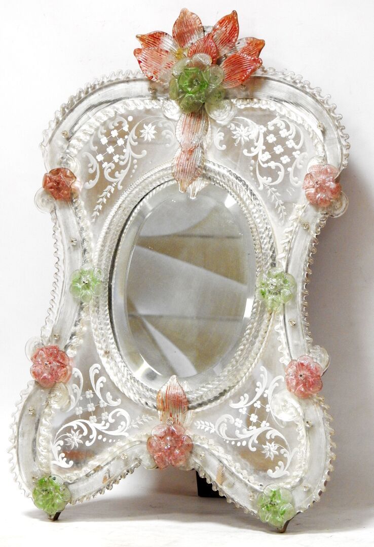 Null 一面威尼斯玻璃马桶镜，上面刻有格子和格子，用pâte de verre的粉色和绿色的花朵装饰。

20世纪初。

70,5 x 47厘米。

磨损，小&hellip;