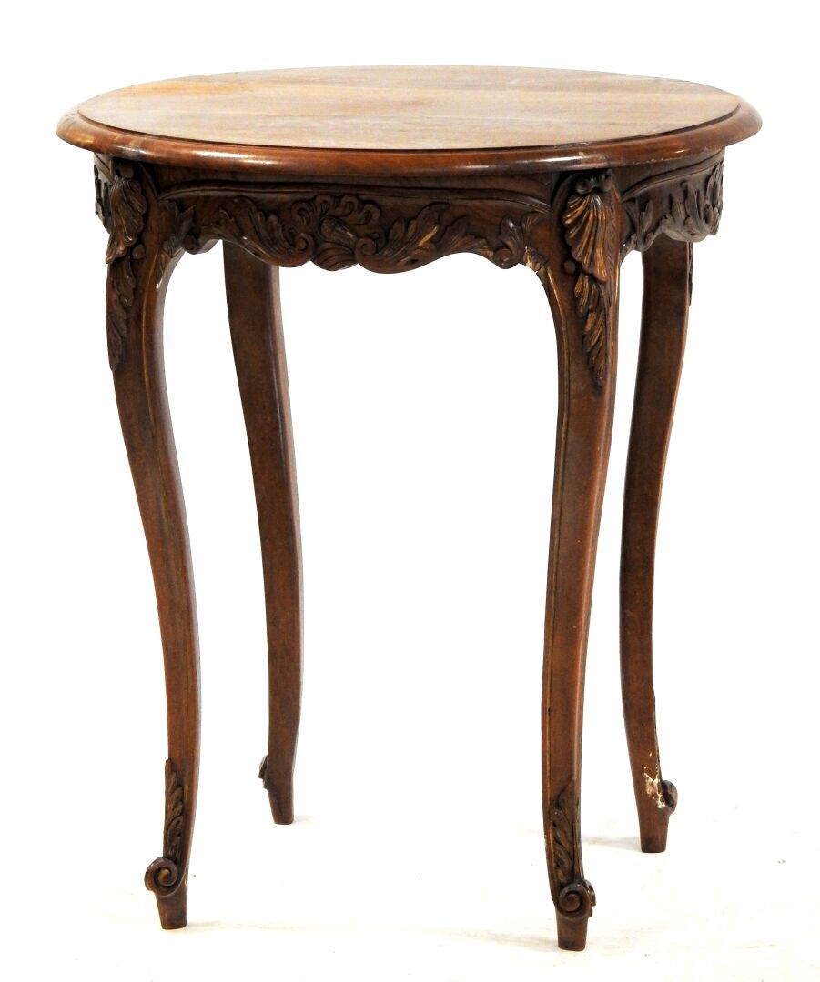 Null 一张路易十五风格的天然木制圆形基座桌。

高度：79.5厘米；直径：70厘米。

磨损和撕裂。
