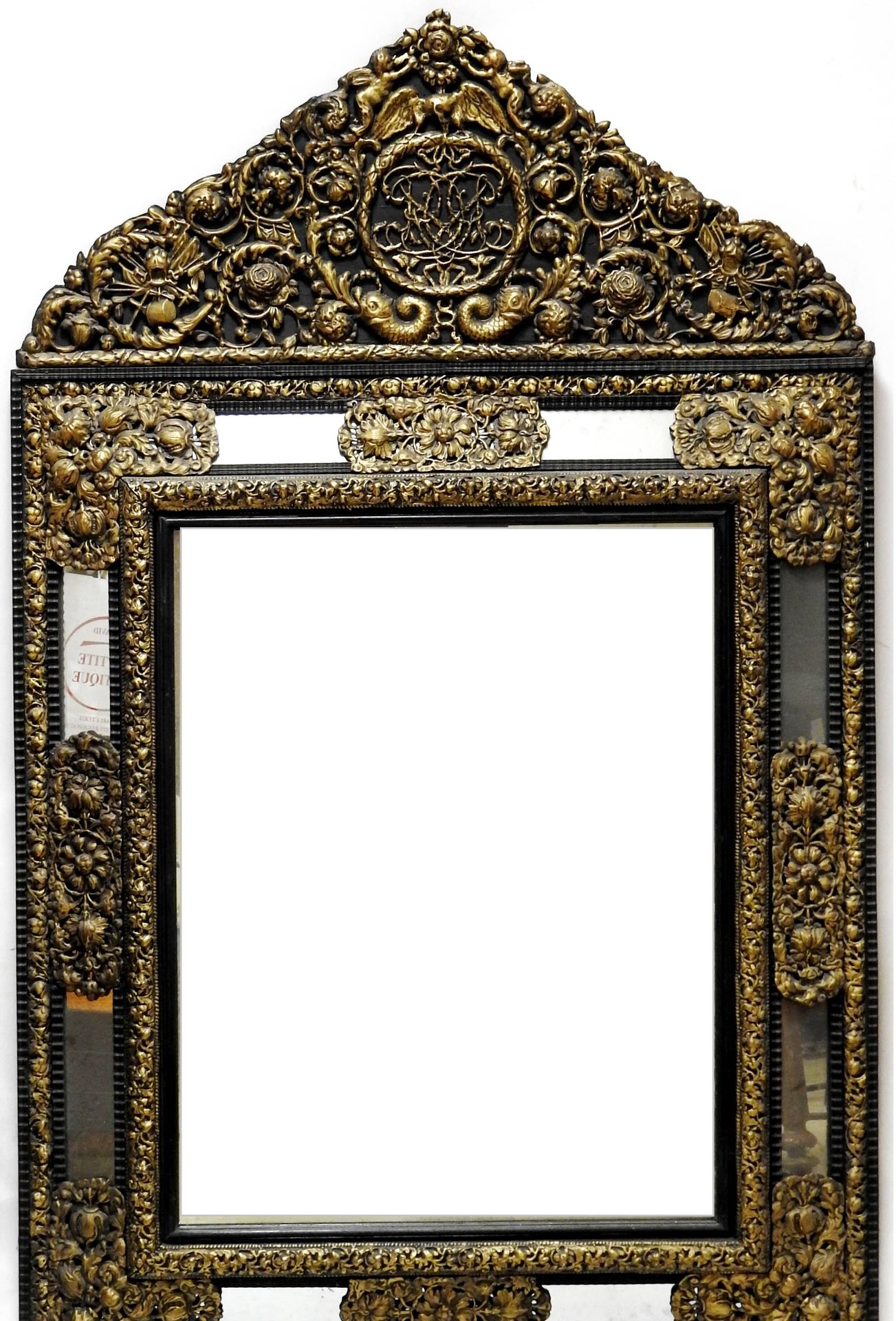 Null 大镜子，有浮雕的黄铜面板和踏板，具有路易十四风格的图案。

19世纪。

161 x 100厘米。

磨损和撕裂