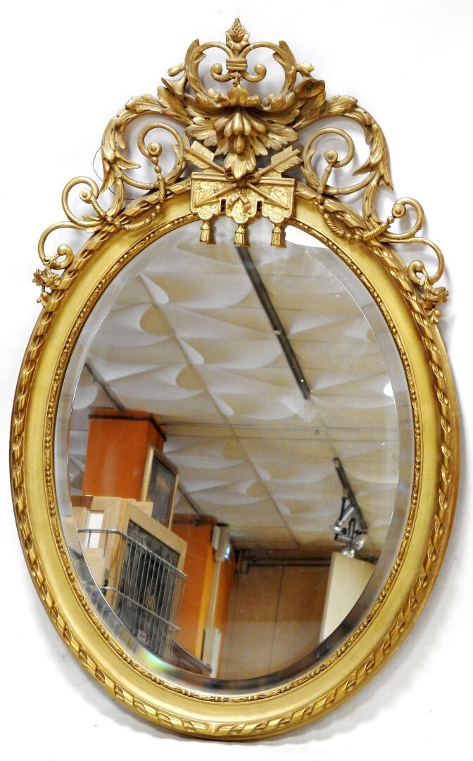 Null Grand miroir oval biseauté avec fronton en bois et stuc doré agrémenté de r&hellip;