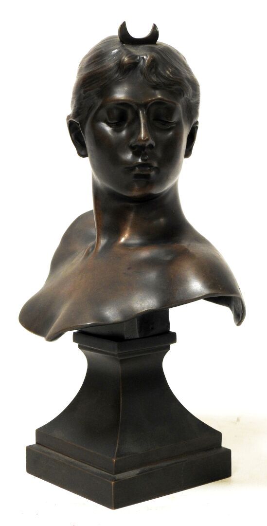 Null 亚历山大-法尔吉埃 (1831-1900)

戴安娜的半身像。

有棕色铜锈的青铜证明。签名。

高度：25.5厘米。

磨损和撕裂。