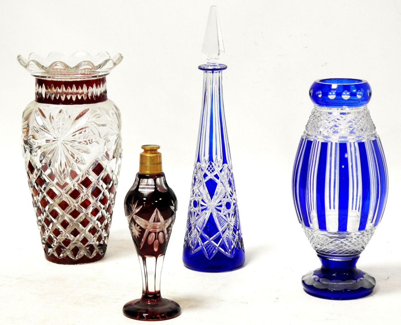 Null 一套四件的波西米亚切割水晶花瓶和红蓝相间的玻璃杯。

高33.5、27、25和19厘米。

磨损和撕裂。