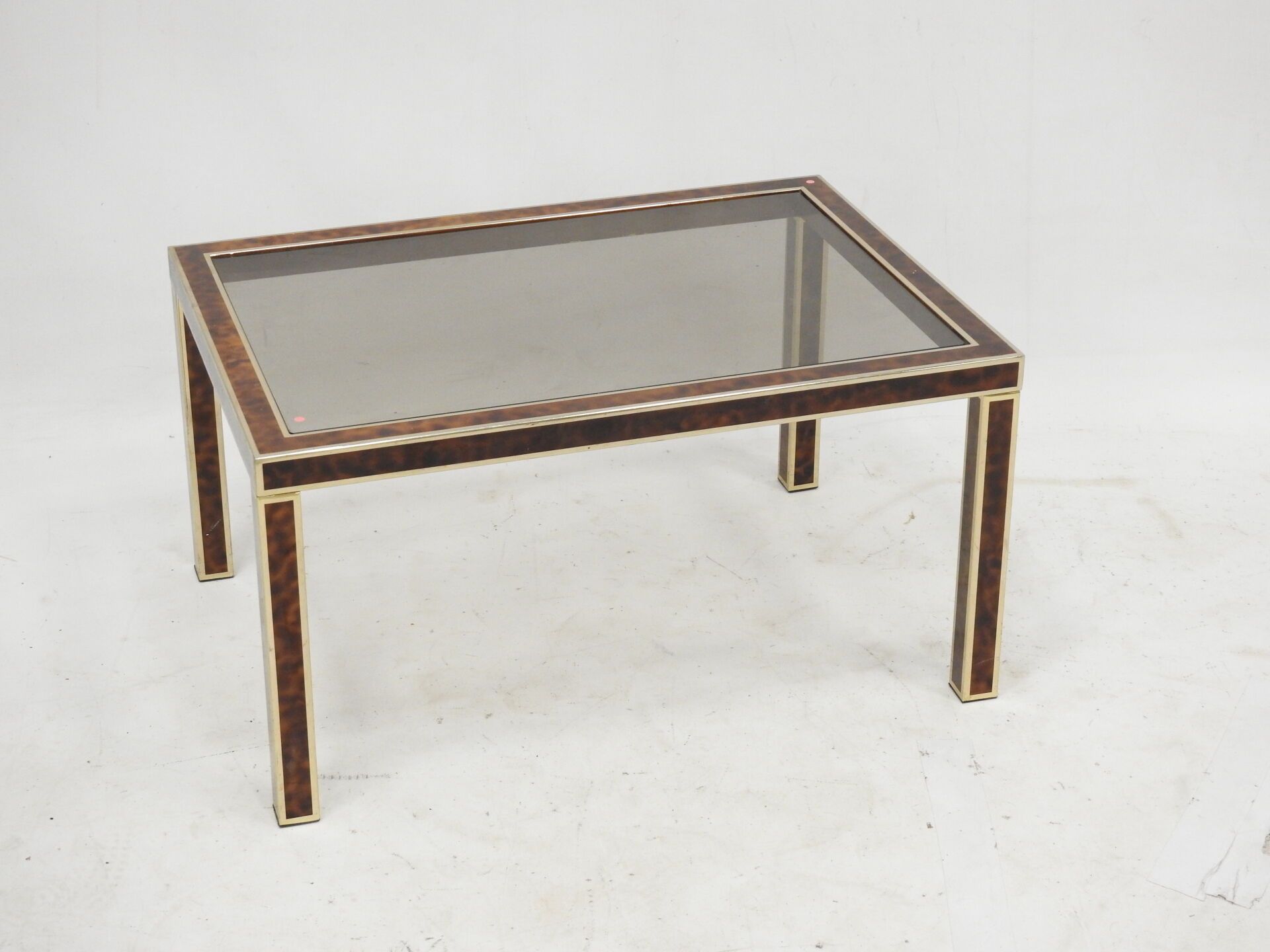 Null 龟甲漆金属长方形矮桌。约1970年。35.5 x 67 x 47厘米。有些磨损