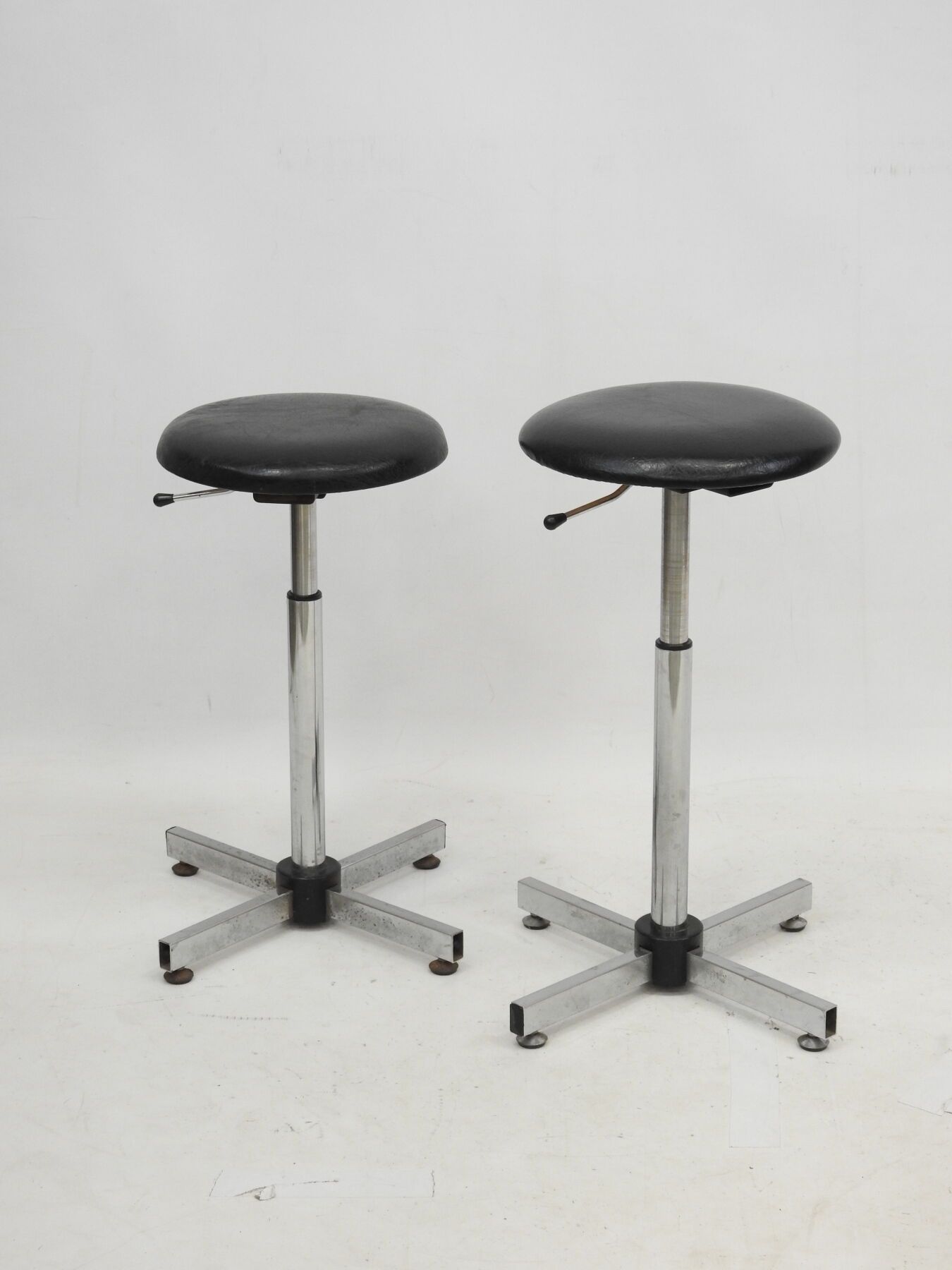 Null PAIR OF TABOURETS in chromium-plated metal with cross-shaped legs and black&hellip;