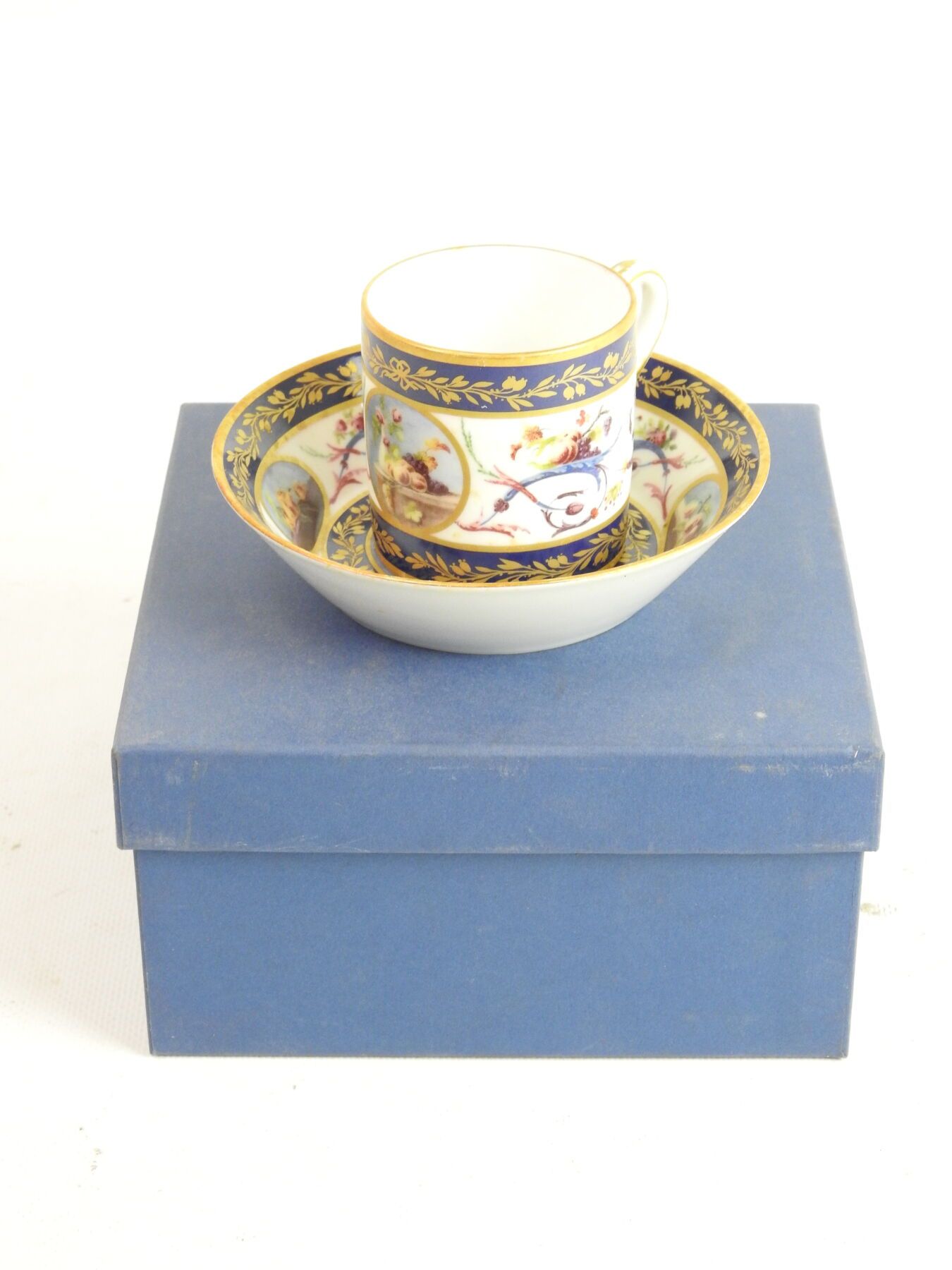 Null Ancienne Manufacture Royale de Limoges : Tasse et sa sous-tasse en porcelai&hellip;