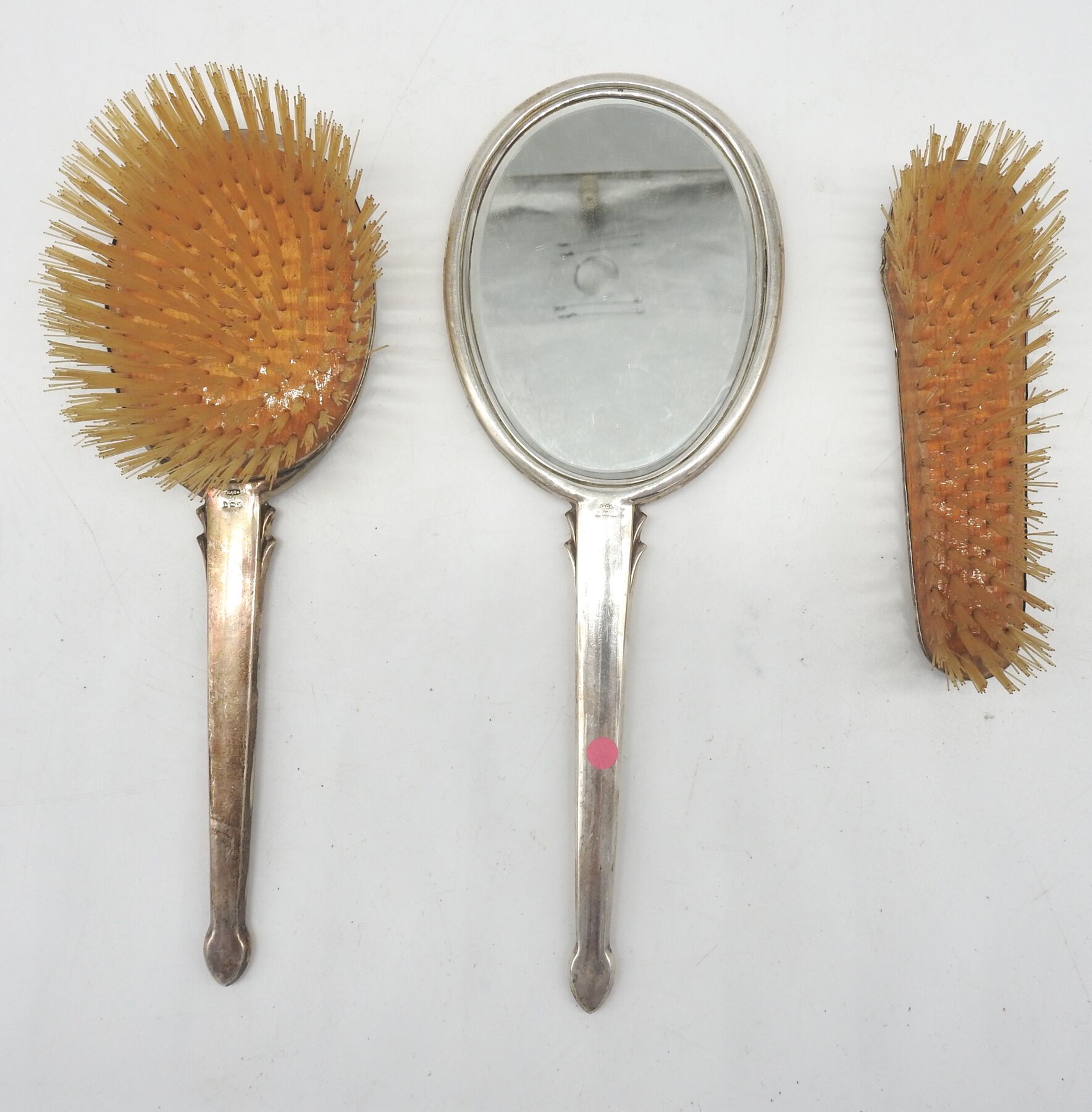 Null LOTTO di tre pezzi in argento inglese, tra cui due spazzole e uno specchio