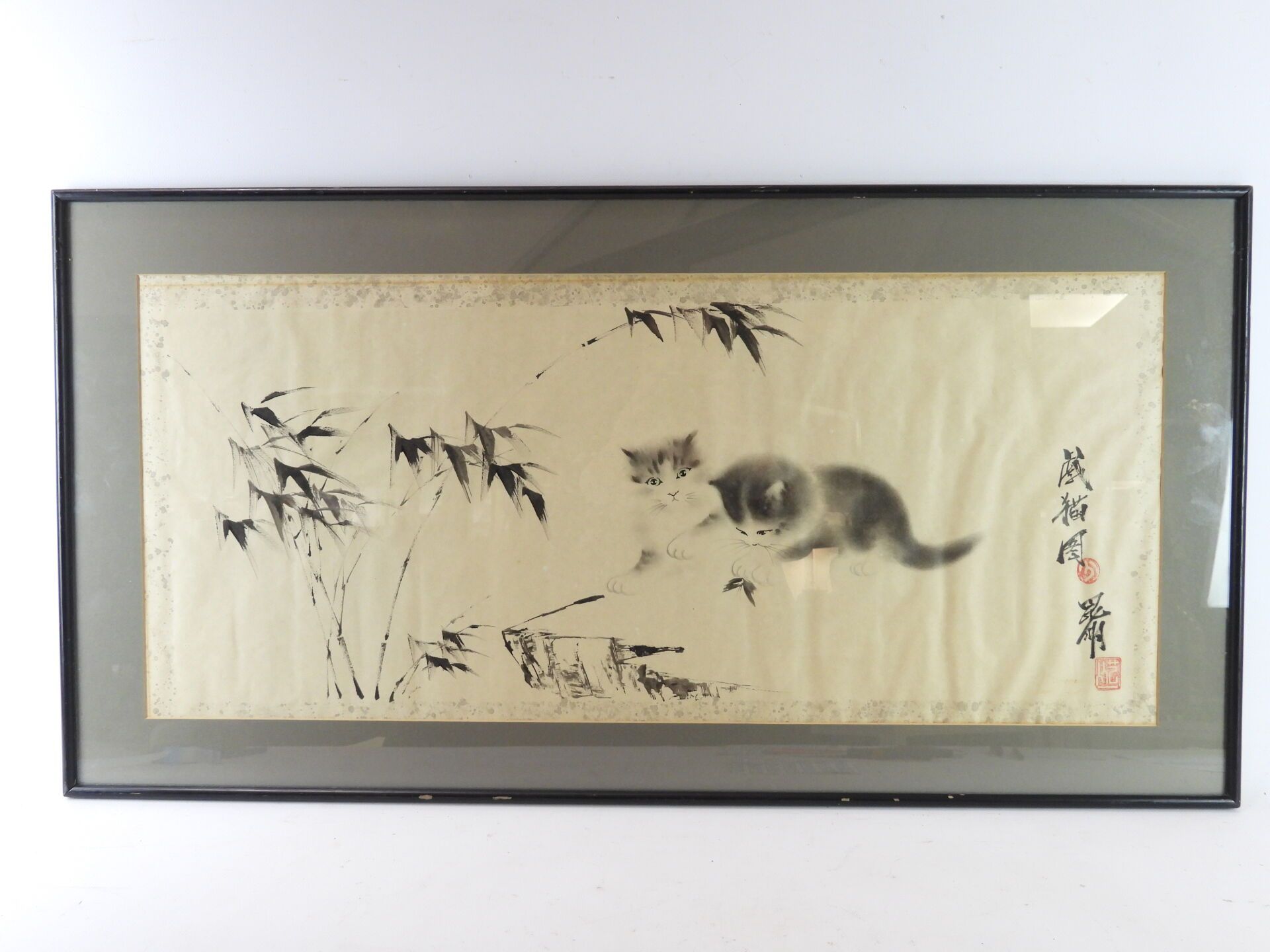 Null 20世纪中国学校：小猫和竹子。纸上水墨。右边有签名。38 x 85厘米。边缘的褪色
