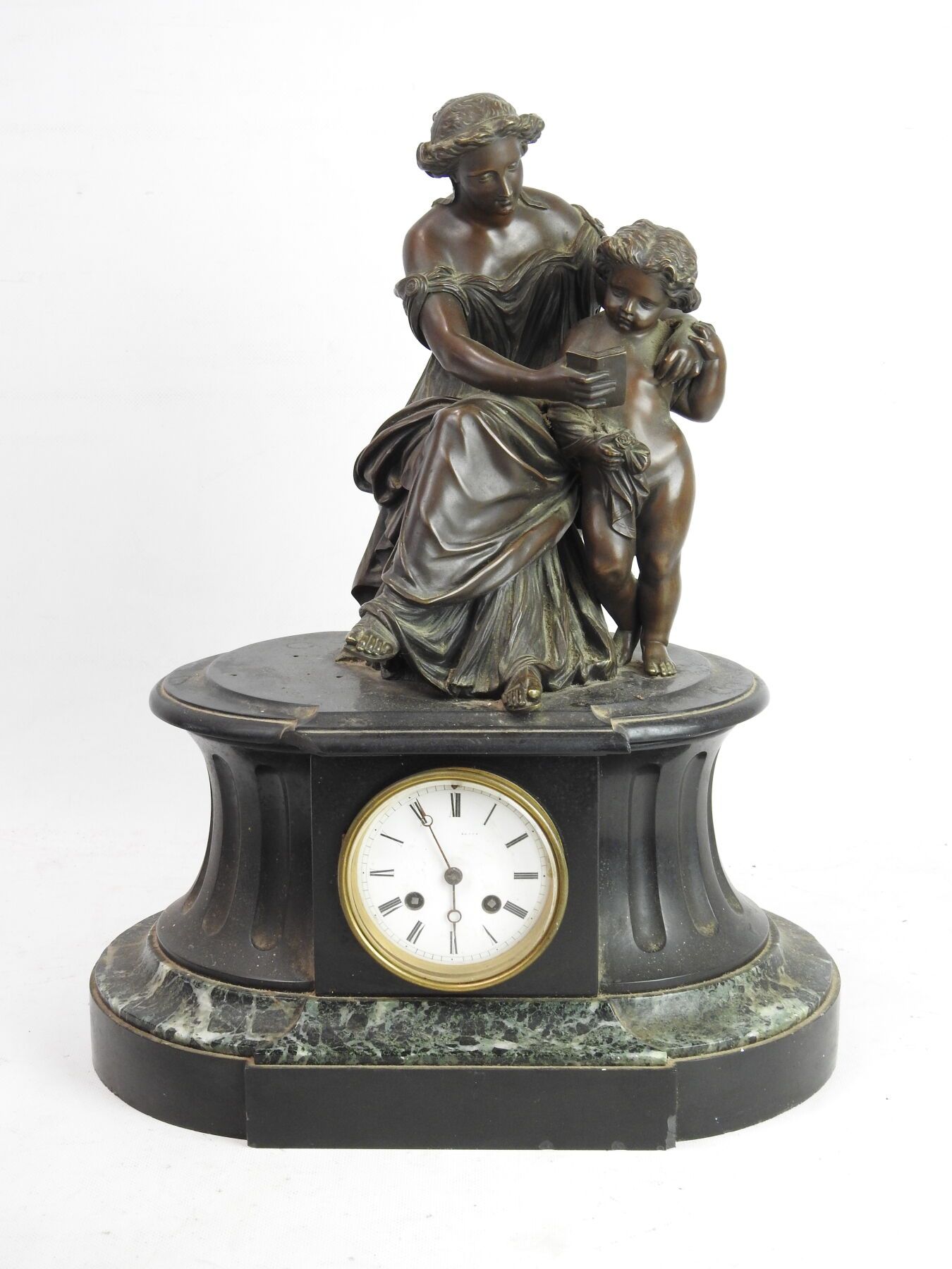 Null 黑色大理石挂钟，带有代表阅读课的棕色铜组，签名为欧仁-艾泽林（1821-1902）。白色珐琅表盘，罗马数字，布洛克悬挂机芯。19世纪晚期。49 x 3&hellip;