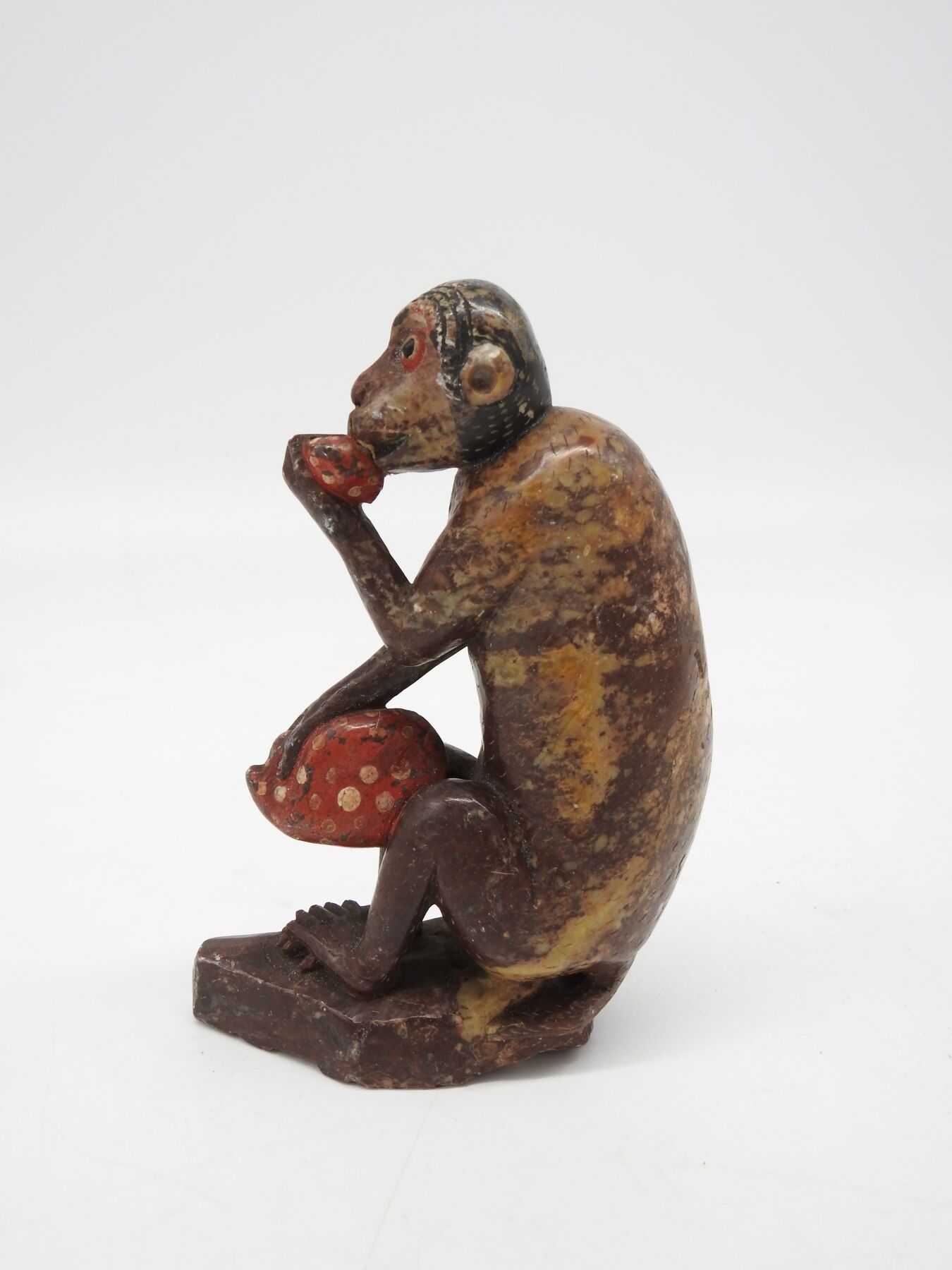 Null 动物雕塑，红漆大理石，表现一只猴子吃西瓜，1930年代的作品。高度：13.5厘米