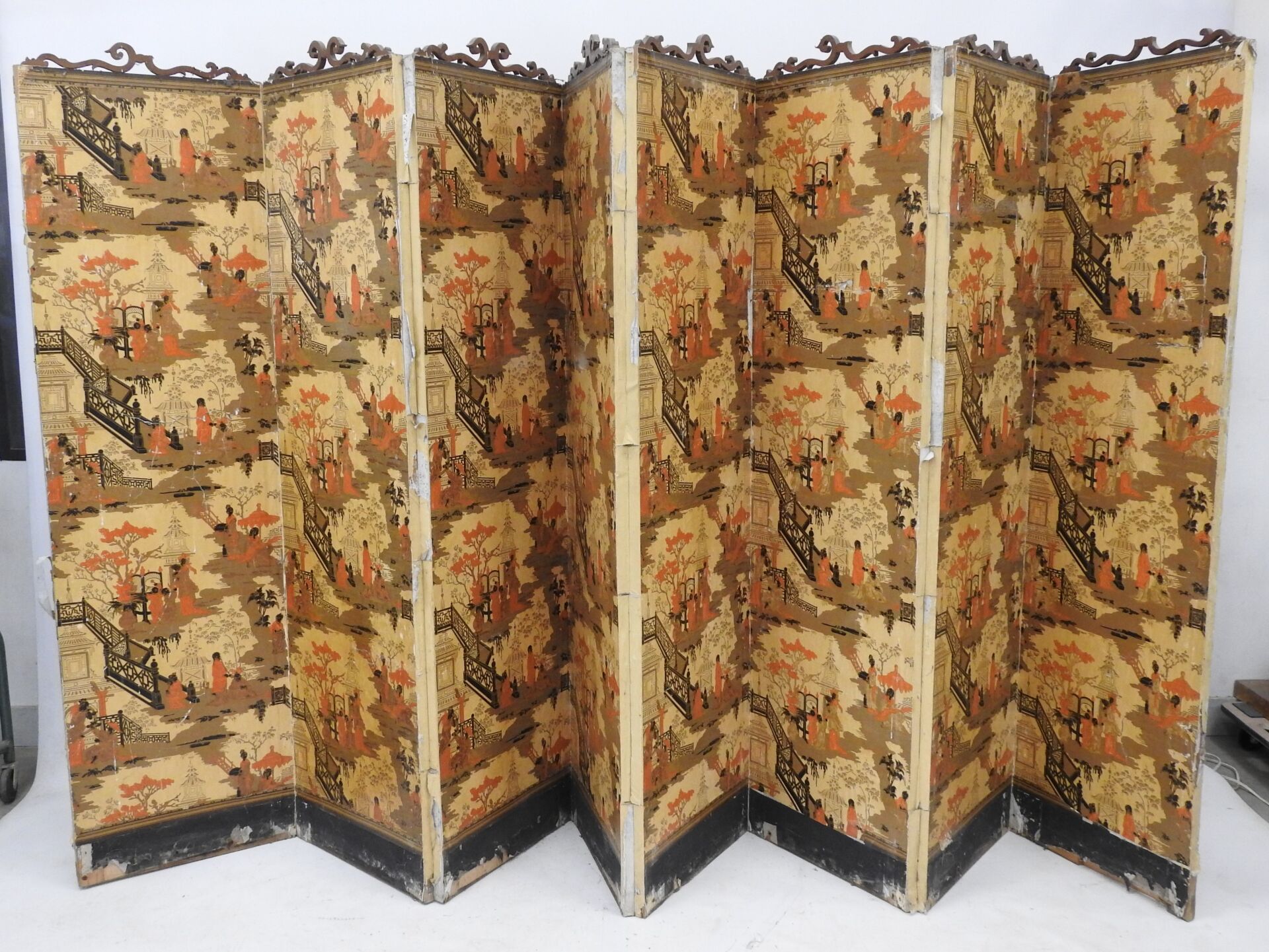 Null 古董纸包木制八叶折叠屏风，有中国风格的装饰。19世纪。171 x 46厘米（x 8）。磨损和撕裂。附有一个木质和织物的四叶屏风。