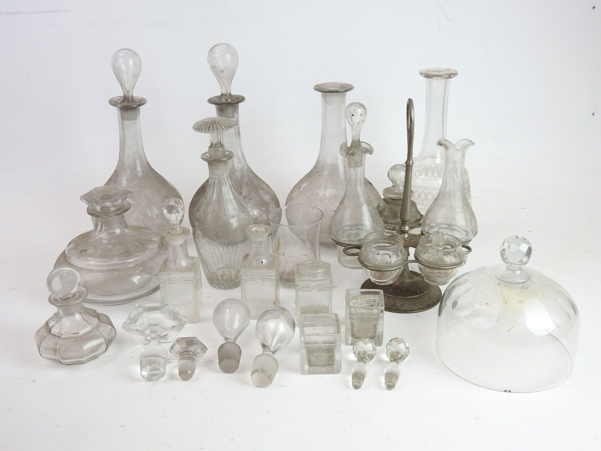 Null 一批水晶和玻璃器皿，包括钟，水杯，高脚杯，烧瓶，墨水瓶，调味品套装和杂物。磨损和撕裂