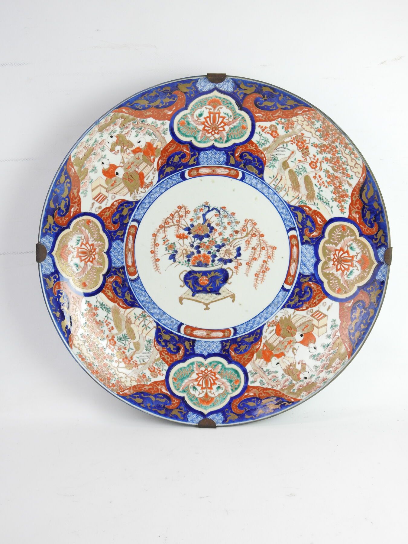 Null JAPAN: Wichtige Porzellanplatte mit Imari-Dekor in Blau, Rot und Gold, die &hellip;