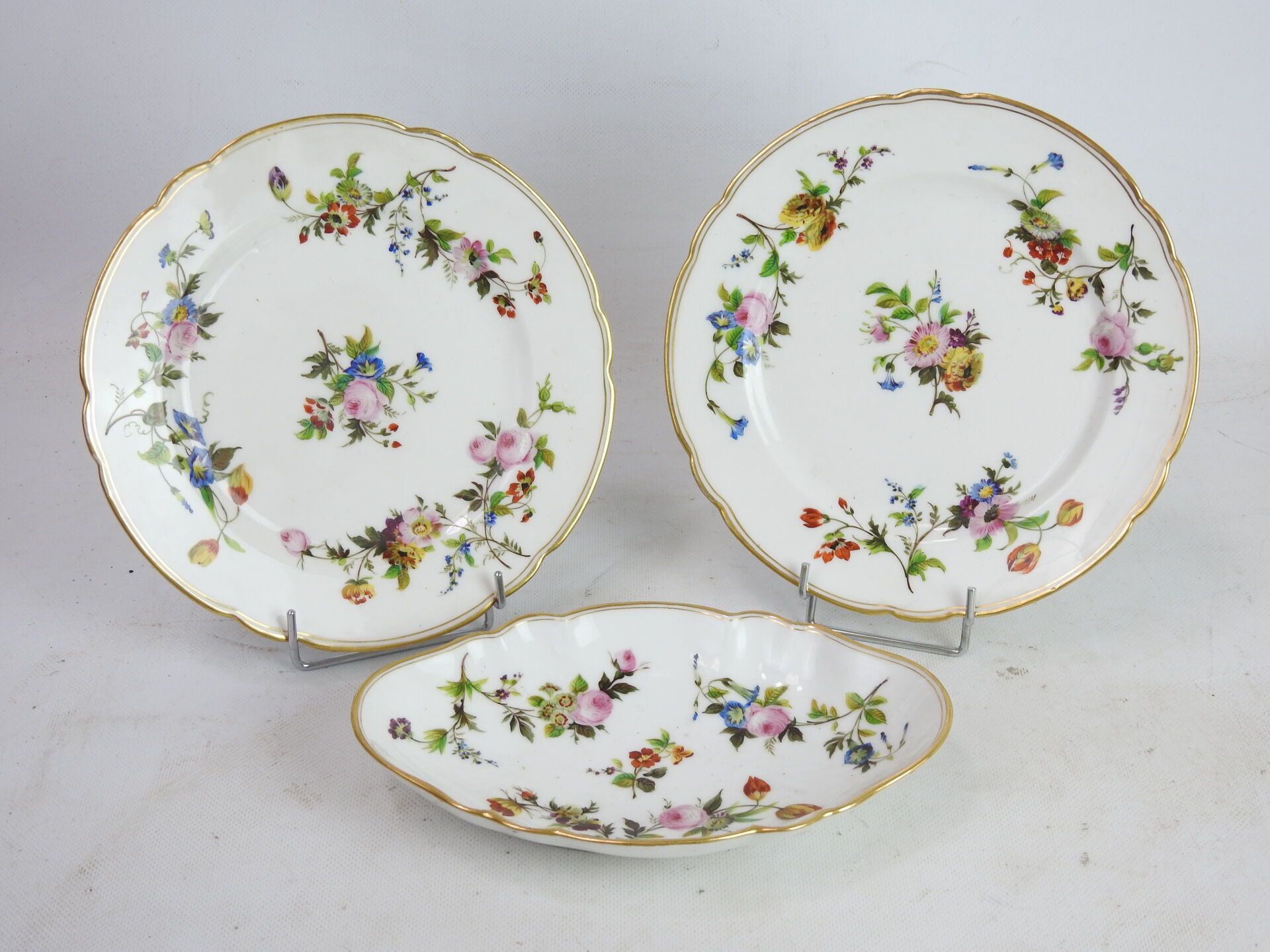Null PARIS : Pair of porcelain plates with scalloped edge and polychrome floral &hellip;