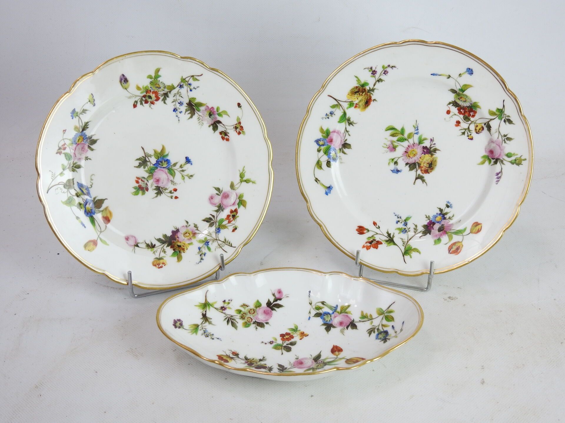 Null PARIS : Paire d'assiettes en porcelaine à bord chantourné à décor floral po&hellip;