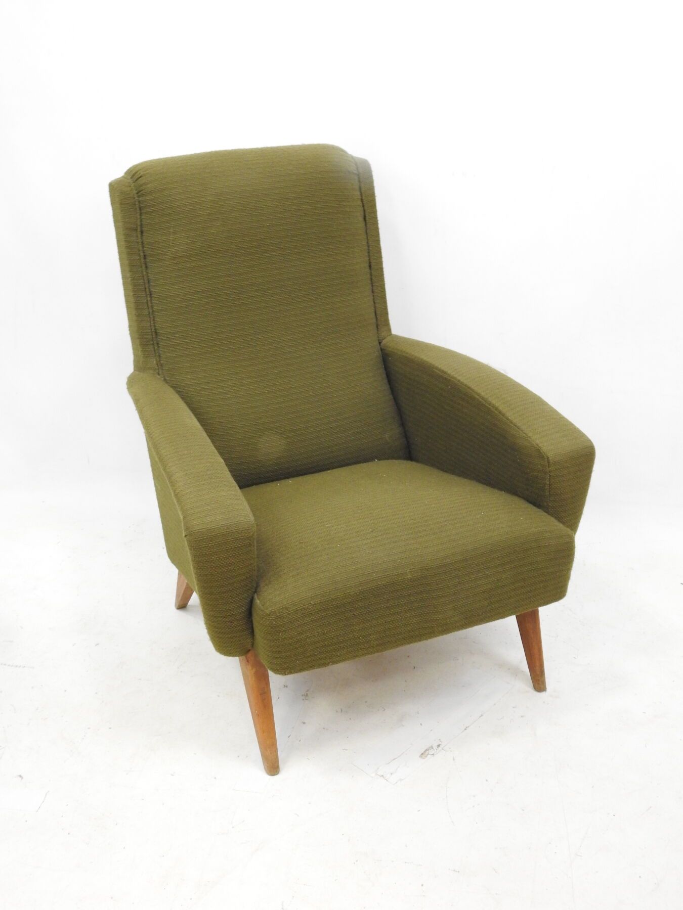 Null Gio PONTI (1891-1979): 木质和绿色织物扶手椅，木腿。1960s.磨损和撕裂。

将与803型进行比较