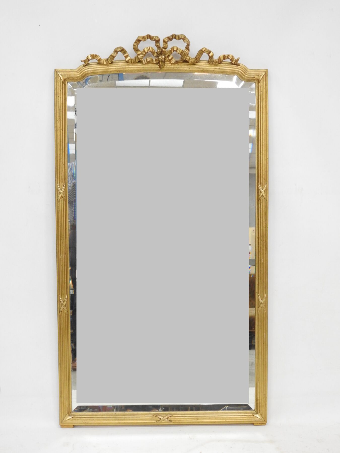 Null MIROIR en bois doré, fronton à noeud et glace biseautée. Style Louis XVI, c&hellip;