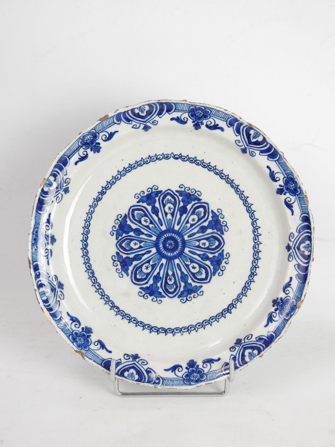 Null DELFT: 陶器汤盘，蓝色单色的花卉装饰。在工厂的背面标上双狗仔的标志。18世纪。直径22.5厘米。磨损和撕裂