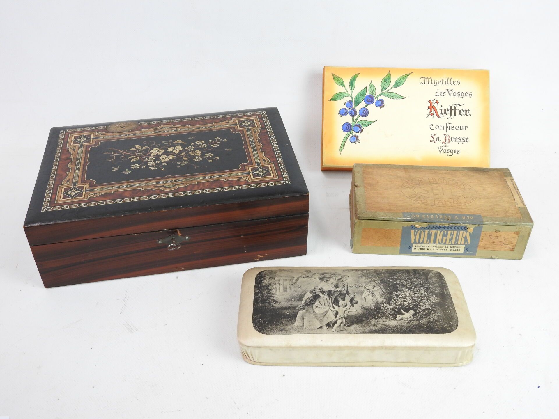 Null Rectangular wooden box painted in trompe l'oeil style. Circa 1900. 9 x 30 x&hellip;
