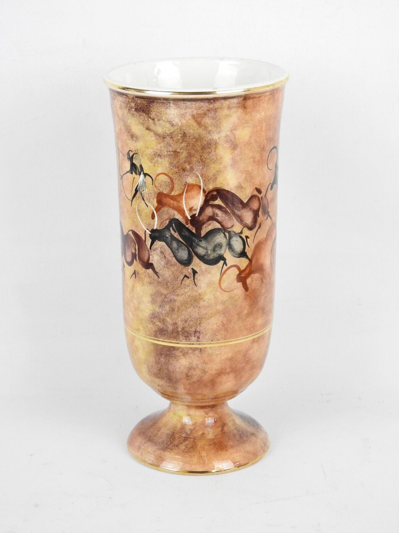 Null 一个基座上的陶制花瓶，截面为圆柱形，有岩石装饰。32.5 x 15 cm