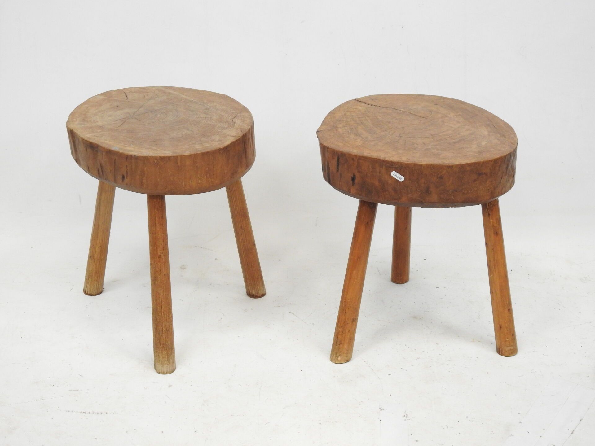 Null PAIR OF TABOURETS in natural wood in the brutalist taste. 43 x 40 cm approx&hellip;