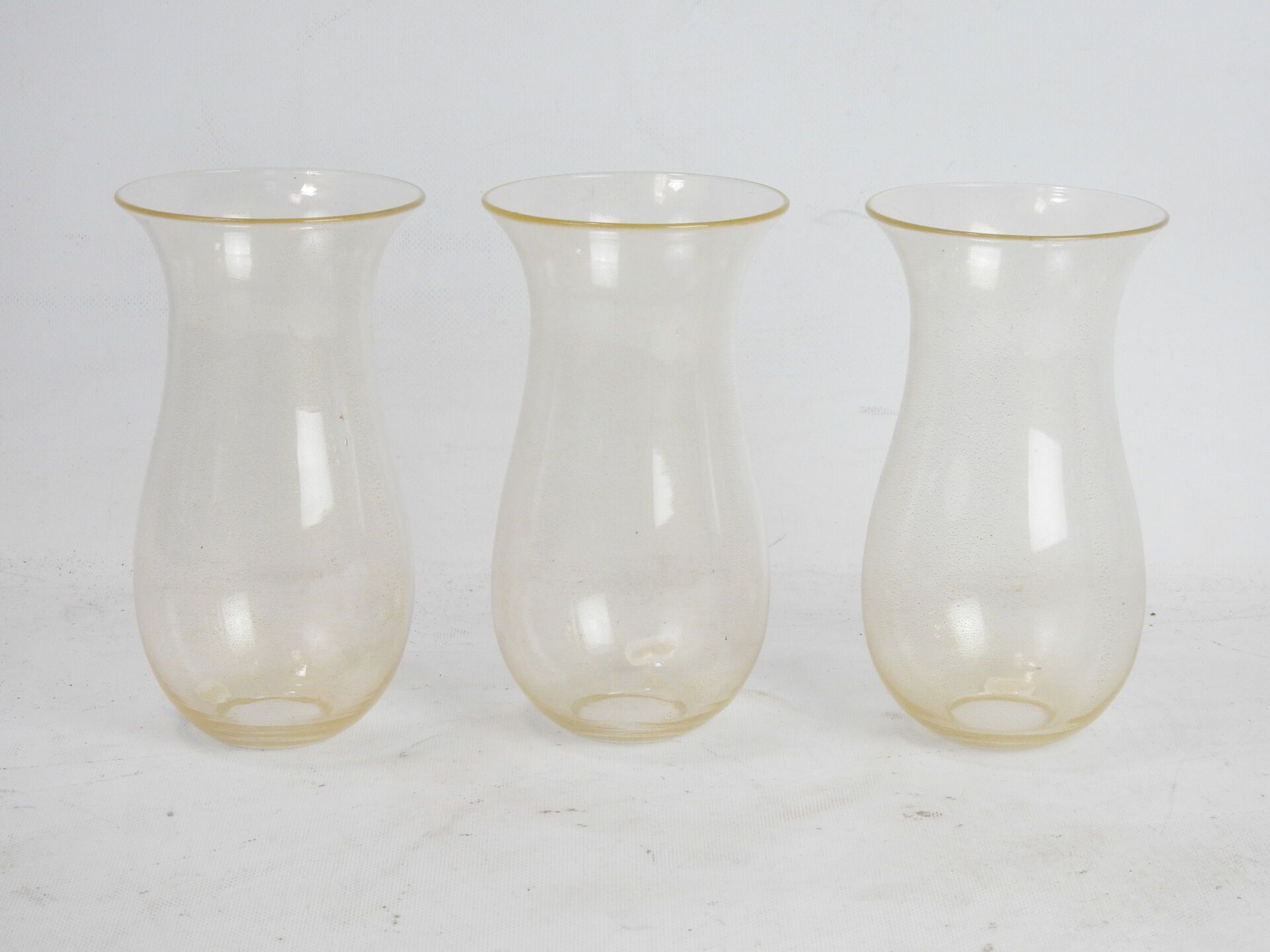 Null MURANO : Suite de trois globes en verre à paillons dorés. H.20 cm, Diam. 11&hellip;