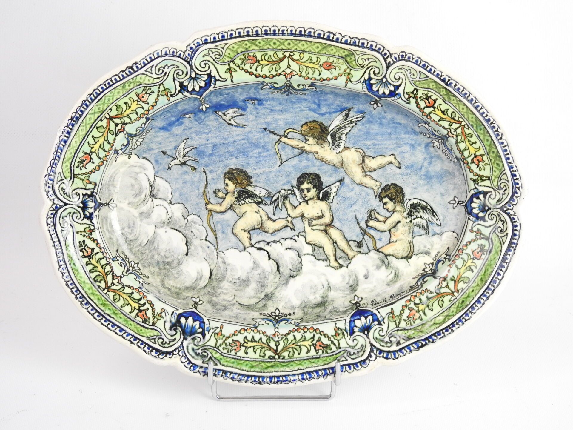 Null LEAUTE-GODEFROY - 十九世纪：陶器盘子，上面有天空中的普蒂的多色装饰。有签名和日期的1898年。27 x 35.5厘米。修缮