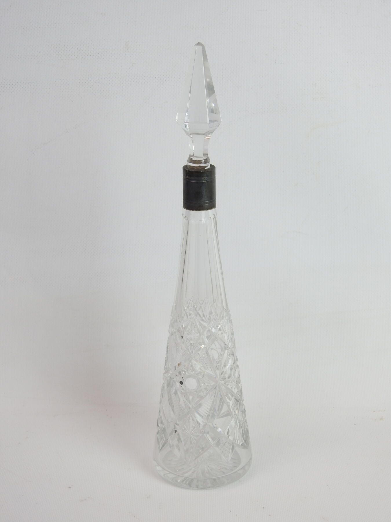 Null CARAFE en cristal de forme conique à décor taillé et col en argent. H. 34.5&hellip;