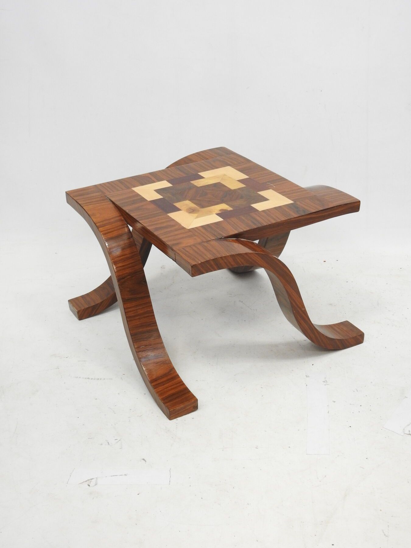 Null 天然木和单板矮桌，有四个弧形腿和镶嵌的装饰。装饰艺术风格的作品，38.5 x 60 x 60厘米