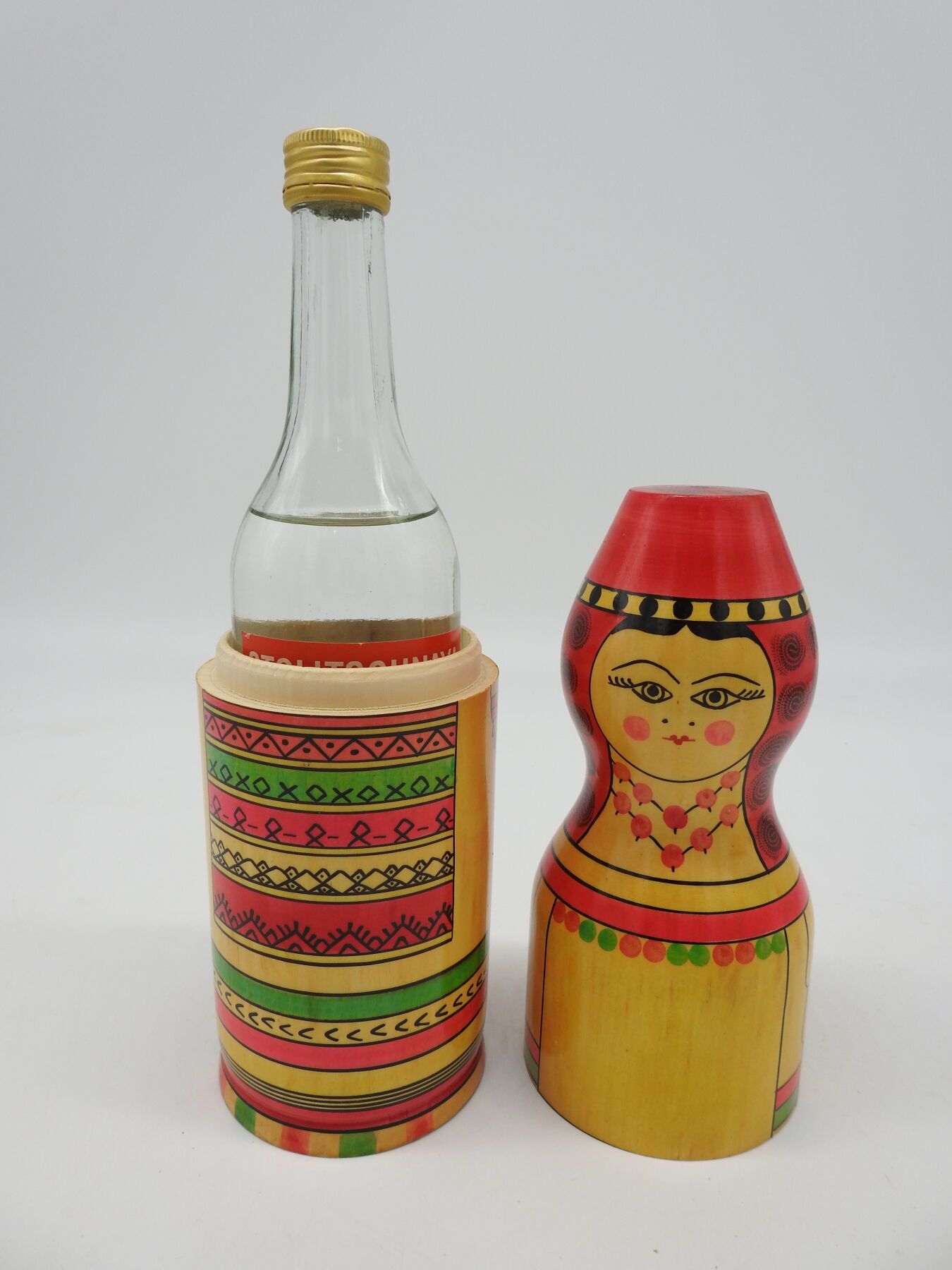 Null SOUVENIR DE R.D.A : Russian doll in wood concealing a bottle of Vodka. H: 3&hellip;