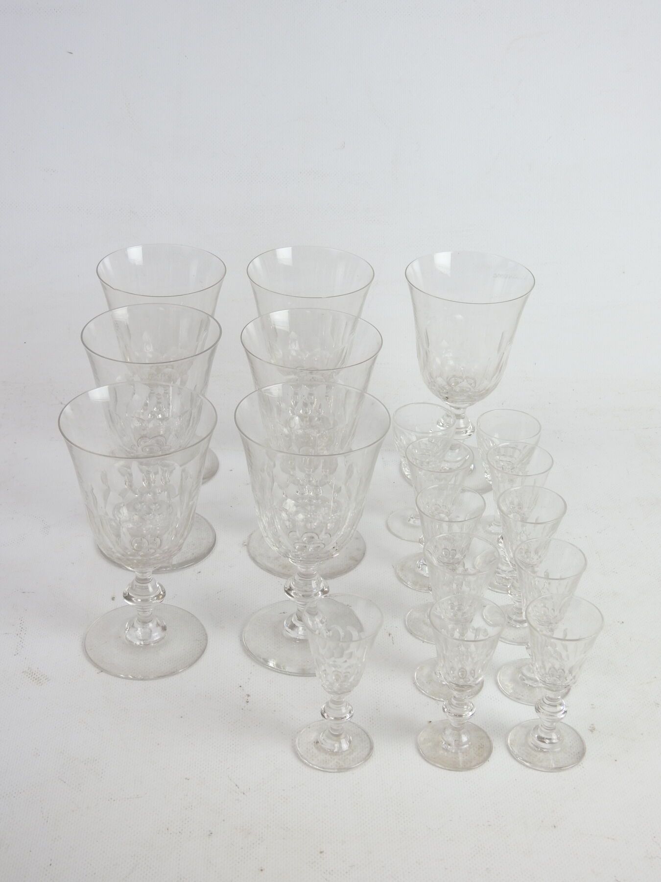 Null BACCARAT：七只水晶水杯套装，带切割装饰。约1900年。九个带有该模型的利口酒杯和两个带有变化的杯子被加入。穿着。