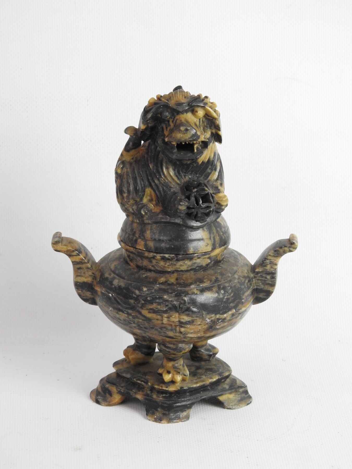 Null PERFUM BURNER in hard stone, lid decorated with a dog of Fô. Height : 19 cm