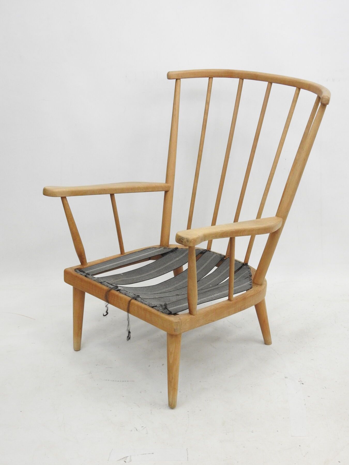 Null BAUMANN：天然木制风扇扶手椅，87 x 66 x 51厘米。有些磨损，垫子不见了。