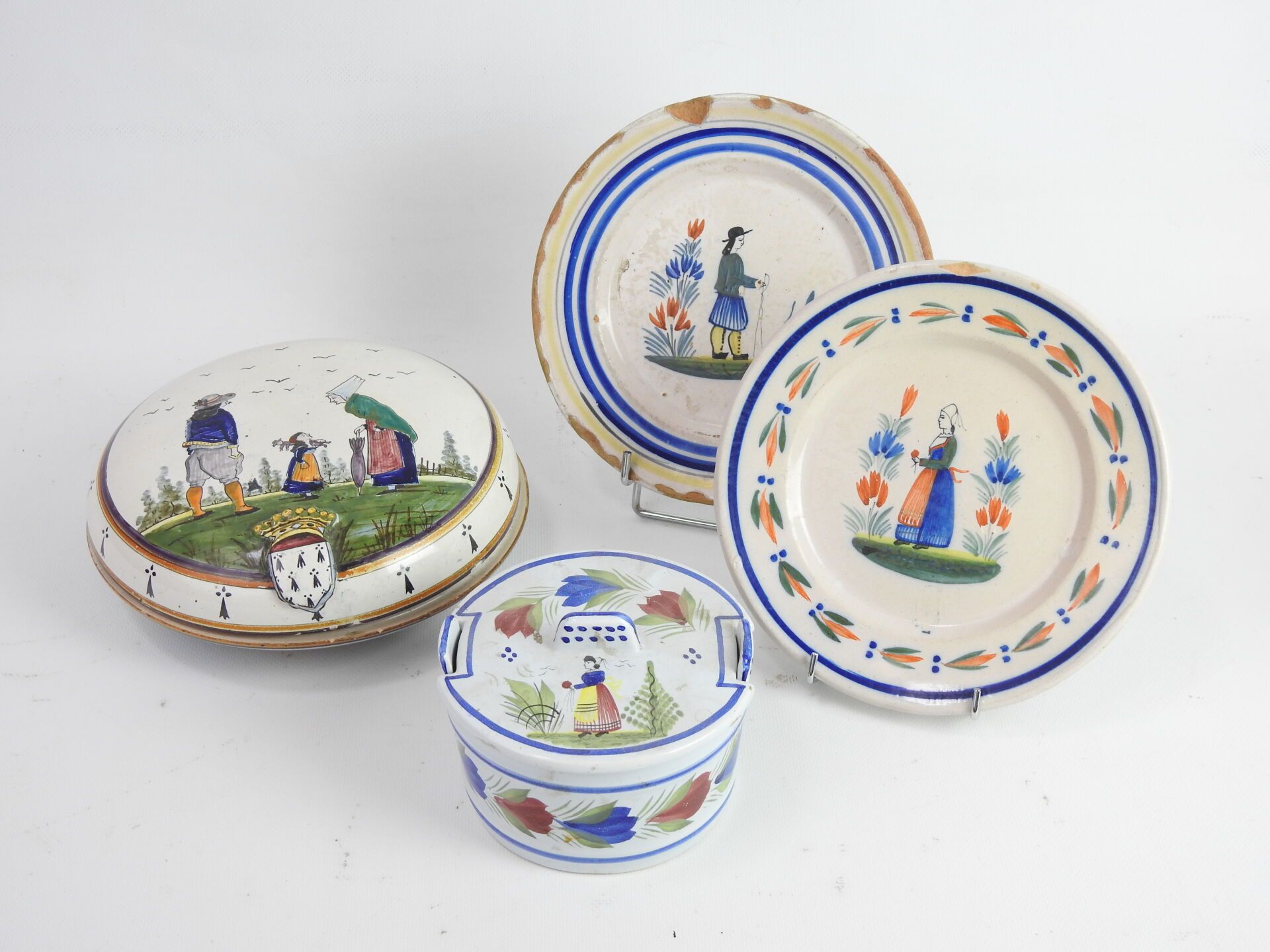 Null HENRIOT QUIMPER : Earthenware lot with polychrome decoration of peasants in&hellip;