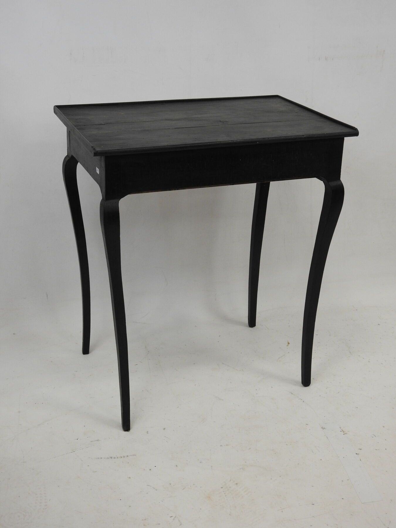Null 一张路易十五风格的黑化木质小写字桌，四条弧形腿，侧面有一个抽屉。19世纪。72 x 65 x 46厘米。磨损和修复