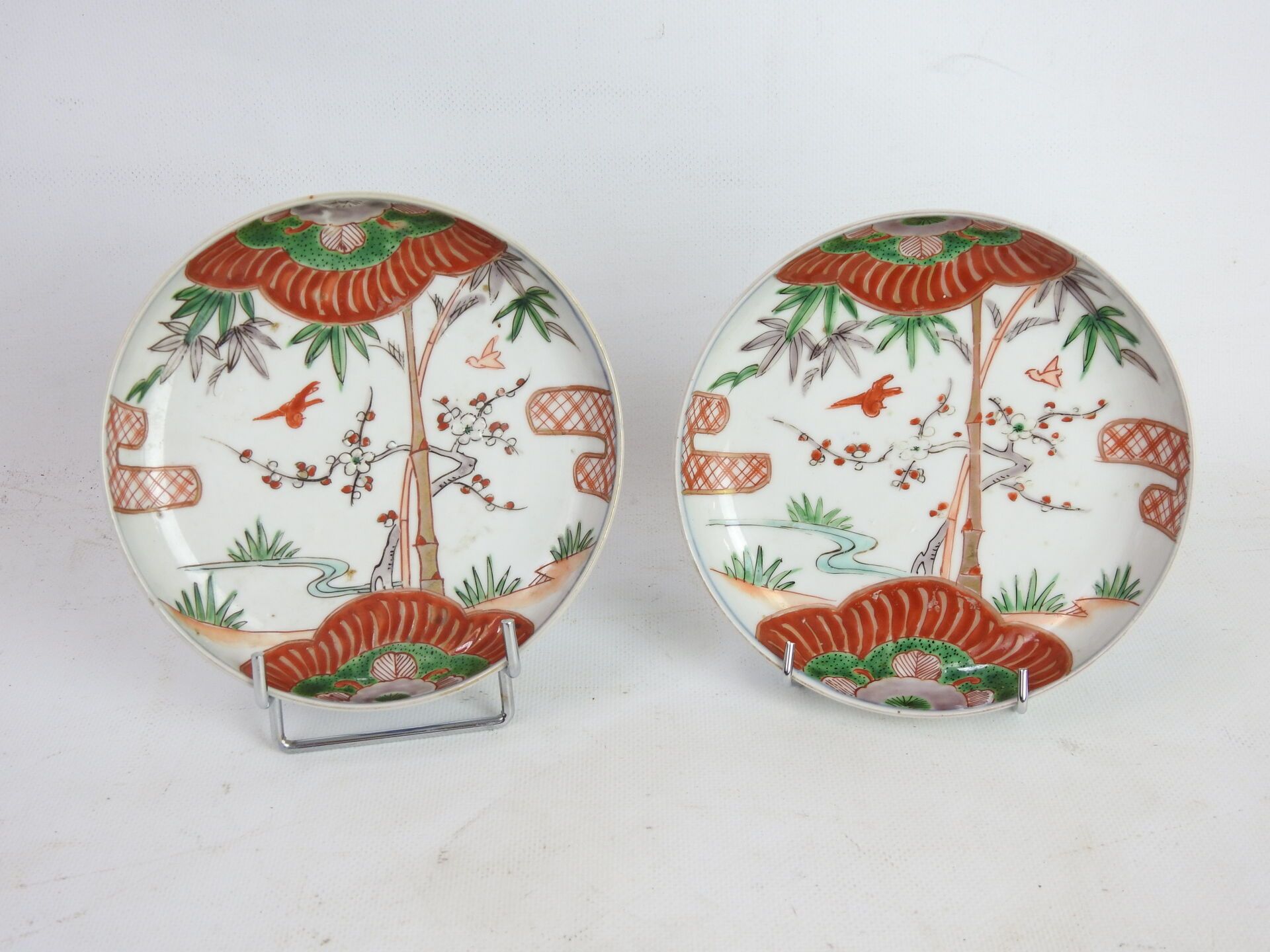 Null 日本：一对圆形瓷碗，上面有蔬菜的多色装饰。背面有盖章标记。直径15.5厘米。有些磨损