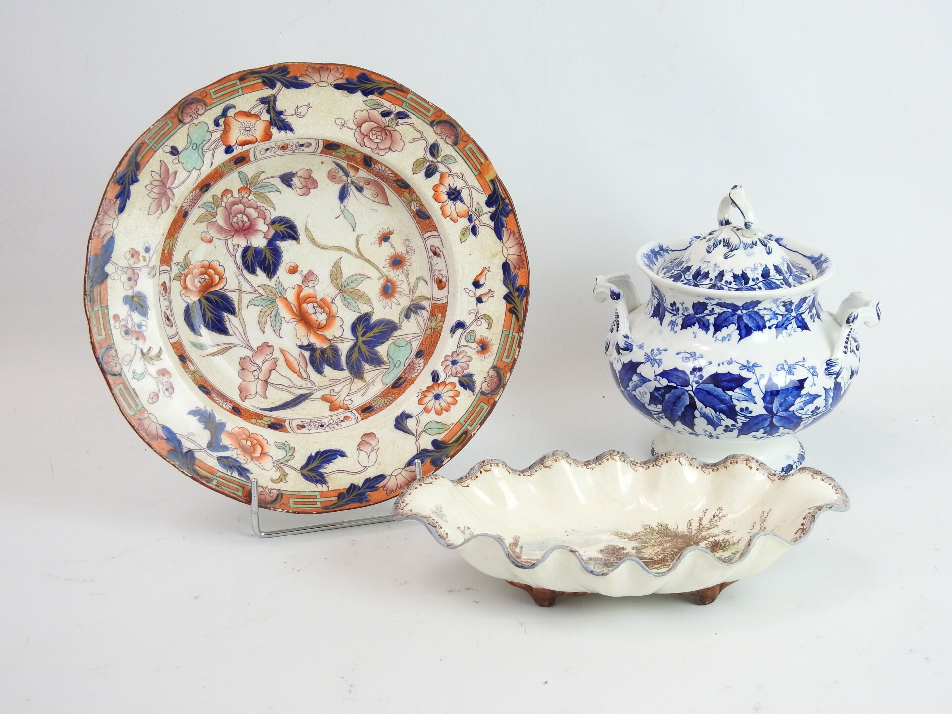 Null CREIL和MONTEREAU：一个饰有冬青的陶制糖碗，一个饰有伊万里的陶制汤盘和一个标有Au bord du lac的小陶杯。