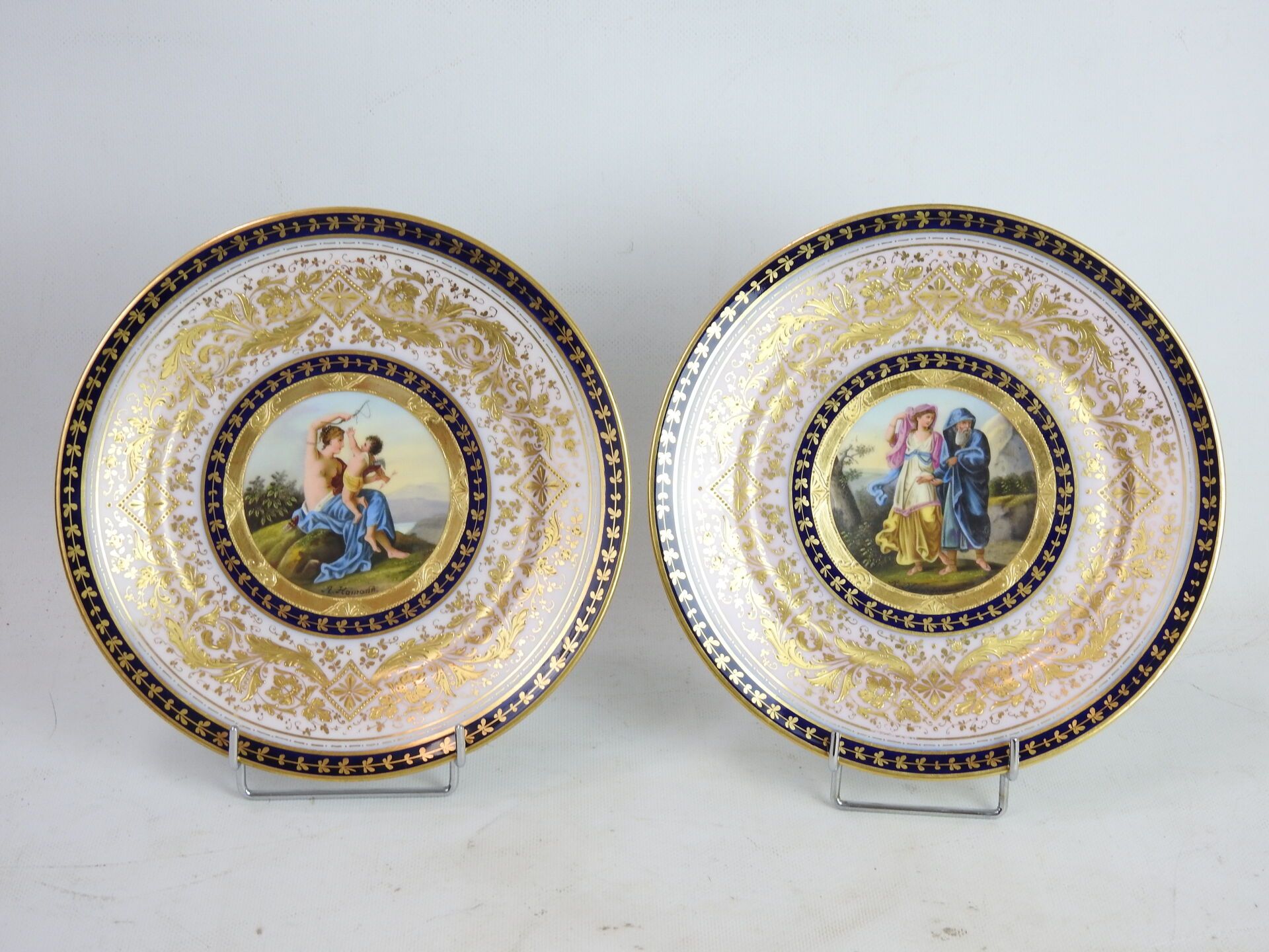 Null VIENNA - A. HAMANN（19世纪）。一对瓷盘，一个代表爱情和维纳斯，第二个代表忒勒马科斯在卡吕普索岛上。在装饰中签名。底座下有蓝色标记。&hellip;